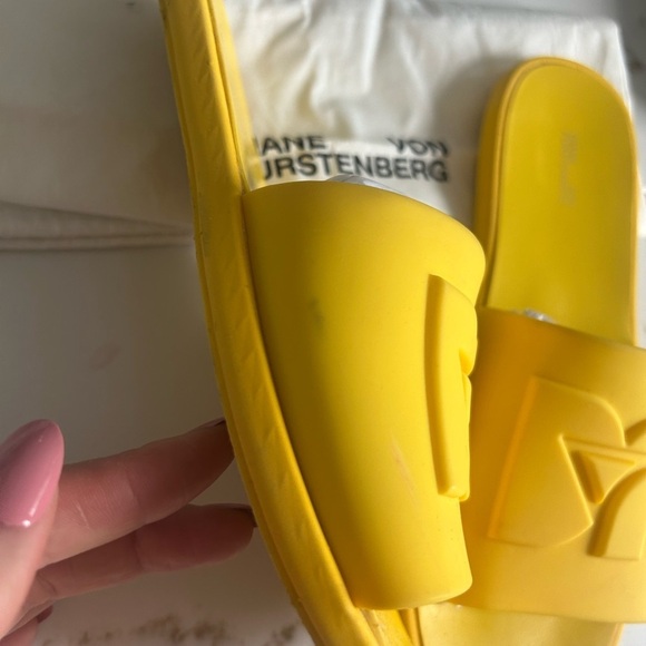Diane Von Furstenberg yellow pool slide sandals size 6 - Picture 3 of 3